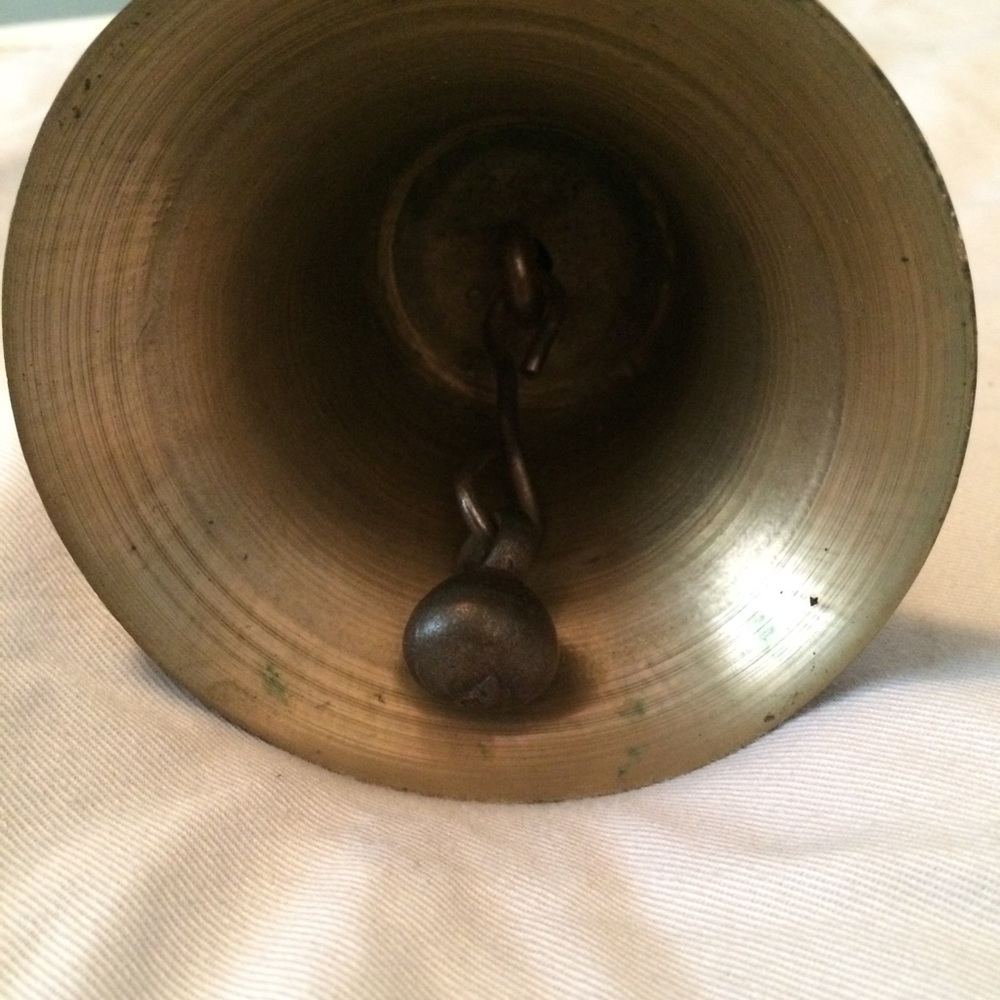 Brass bell with wood handle - Picture 2 of 3